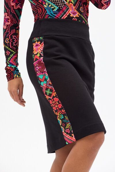 Rock Loba – Figurbetonter Schnitt bis zum Knie – Tasche an einer Seite – Breiter Bund – Einsätze aus einem Originalmuste...