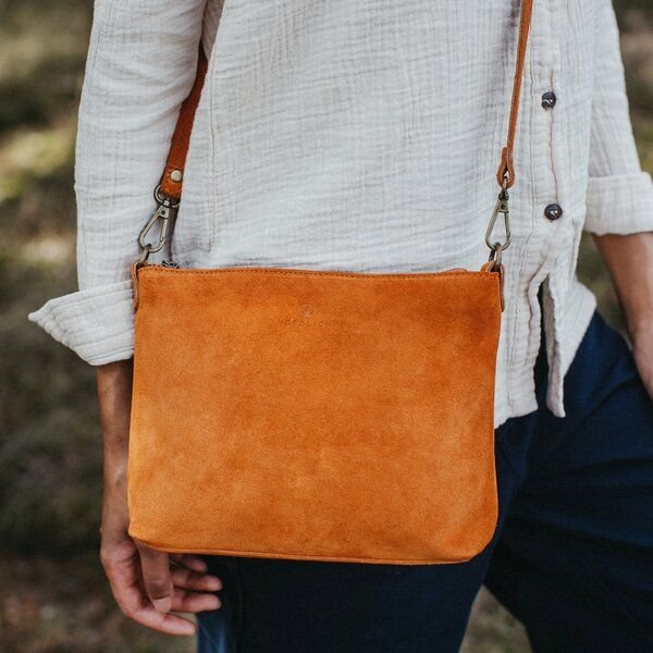 NORDLICHT Handtasche Calla aus nachhaltigem Veloursleder