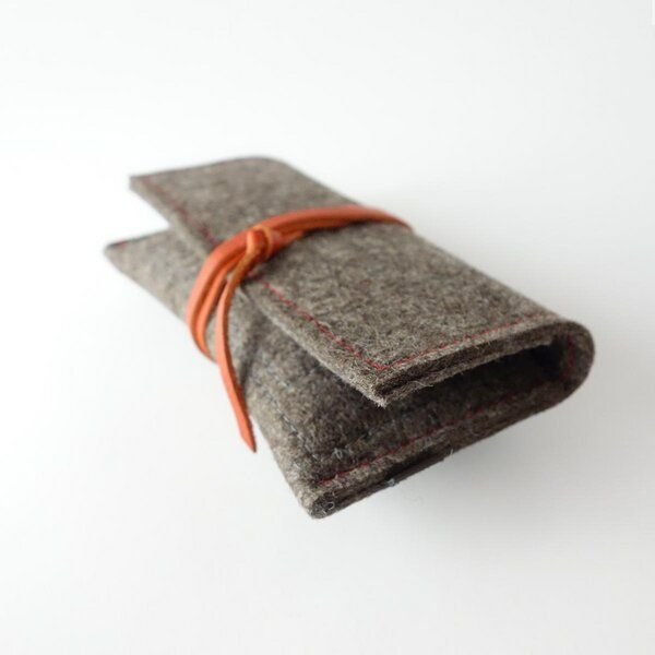 matilda k. manufaktur Tabaktasche aus Filz braun mit Lederband 'max'