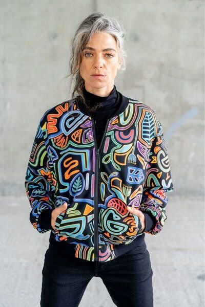 KOKOworld Nachhaltige Bomberjacke Yala Damen – aus Bio-Baumwolle – einzigartiger Print inspiriert von Molas – mit Tasche...