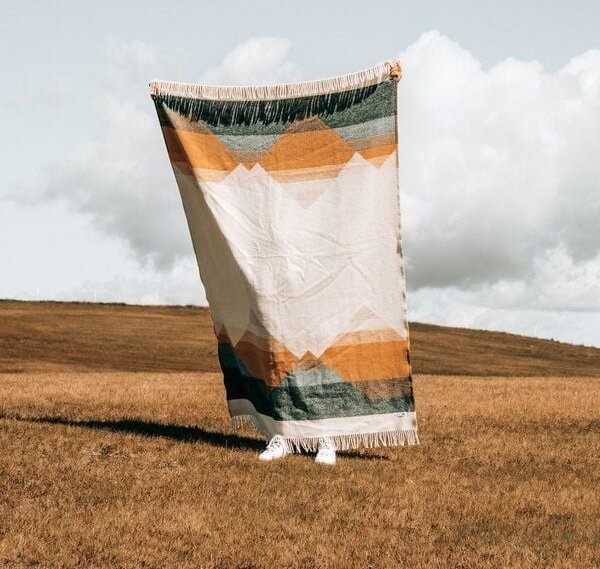 Steppenwolle Decke mit Bergmotiv & Fransen | 100% Mulesingfreie Schurwolle