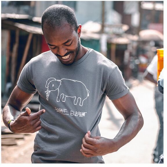 Thumbnail - Kipepeo-Clothing Herren T-Shirt aus Bio-Baumwolle mit Brustprint ELEPHANT dunkelgrau. Made in Africa