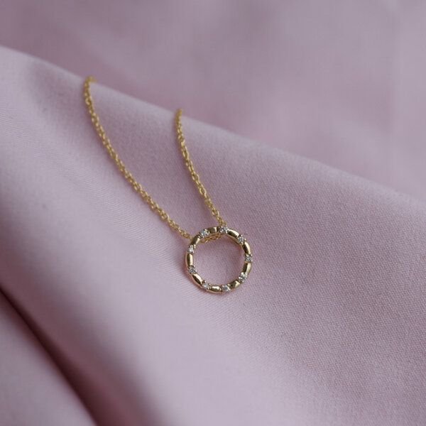 Eppi Silberner Kettenanhänger im Karmastil mit Diamanten Heidi