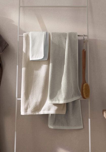 hessnatur Frottier-Handtuch mit Reiskornstruktur aus reiner Bio-Baumwolle