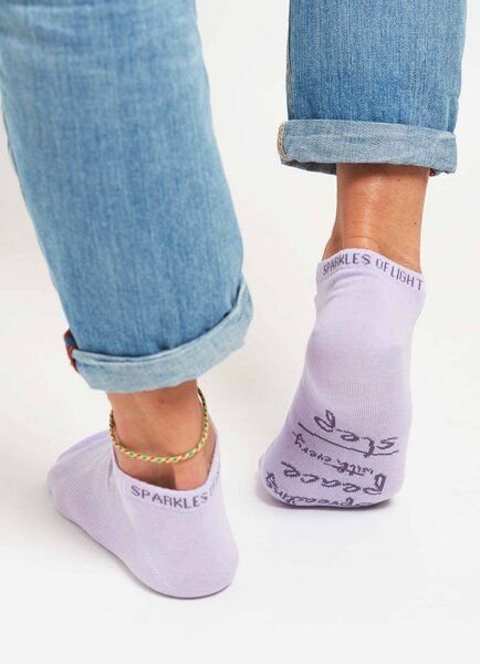 SPARKLES OF LIGHT SPREADING PEACE Unisex Sneakersocken aus Biobaumwolle