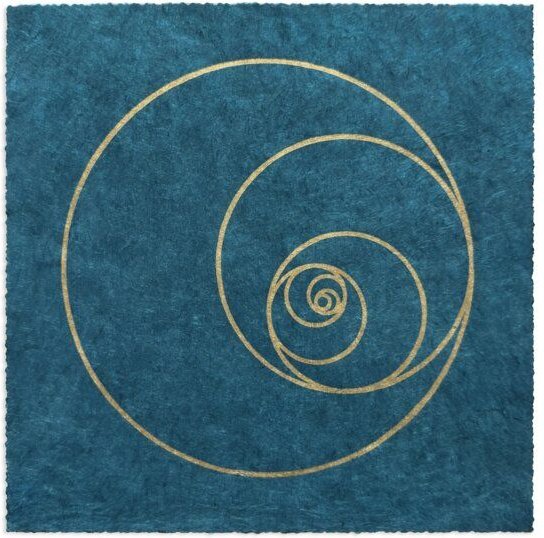 Thumbnail - Veskor Cassiopeia FIBONACCI KREISE Heilige Geometrie Linoldruck | 22 × 22 cm | Gold auf Petrol-Blau