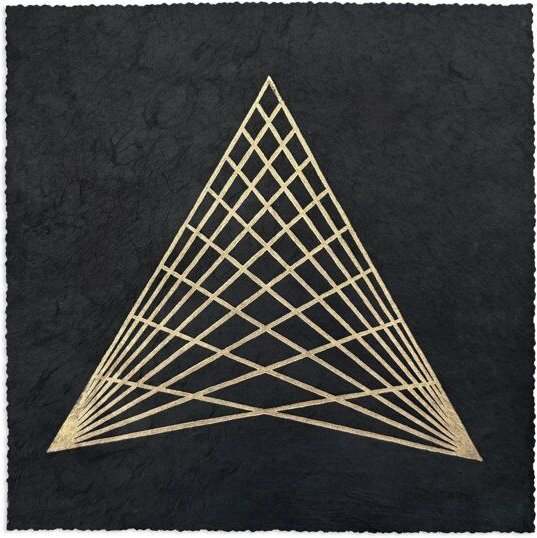 Thumbnail - Veskor Cassiopeia TRIANGULAR GRID Linoldruck | 22 × 22 cm | Gold auf Schwarz