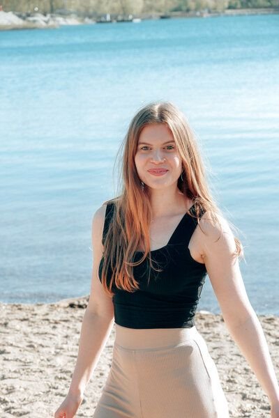 Vivien Joy Farrah Basic Crop Top