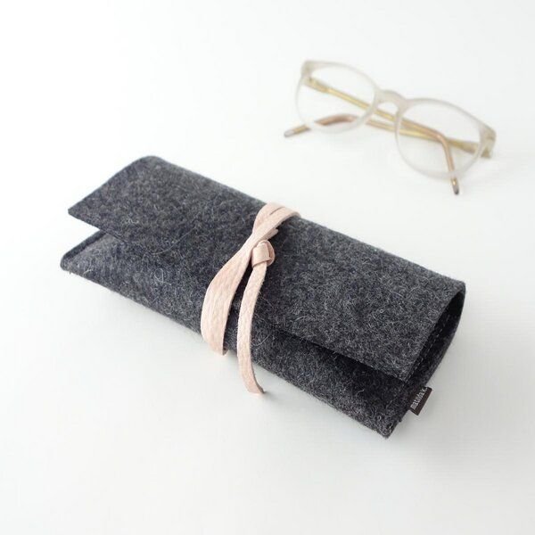 matilda k. manufaktur Brillenetui aus Wollfilz anthrazit mit Lederband 'auguste'