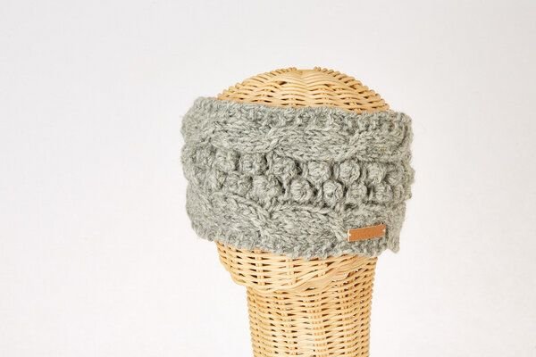 short'n'pietz Schurwollstirnband mit Zopf- und Kugelmuster, handgestrickt