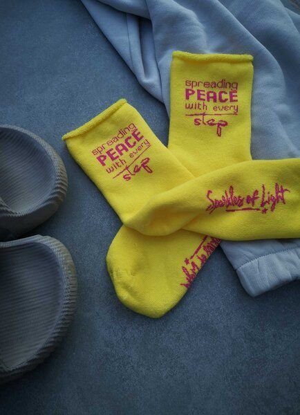 SPARKLES OF LIGHT SPREADING PEACE Unisex Plüschsocken aus Biobaumwolle