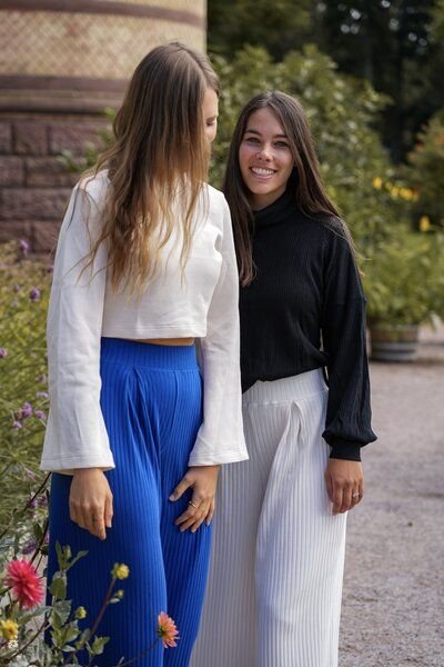 Vivien Joy Taillierter Crop-Pulli mit Trompetenärmeln - Nayala Crop-Pulli