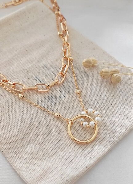 noca Doppeltes Design - Vergoldete Halskette aus Messing mit Perlendetails