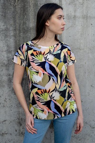 Bluse Fine – Viskose mit Elasthan – T-Shirt mit Rundhalsausschnitt – farbenfroher einzigartiger Print von KOKOworld – Fa...