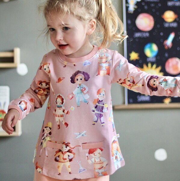 Curious Stories Kleid für Kinder aus Bio-Baumwolle "Supermädchen"