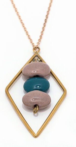 El Puente fair gehandelte Halskette aus Keramik und recyceltem Messing