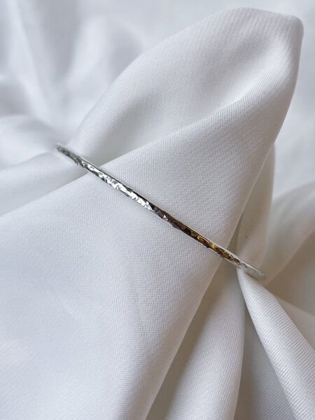ST'ATOUR XENIA THIN - gehämmerter Armreif