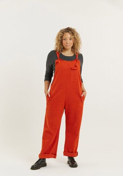 Flax and Loom Tencel-Baumwoll Latzhose Relaxed Fit Modell: Lou Barker