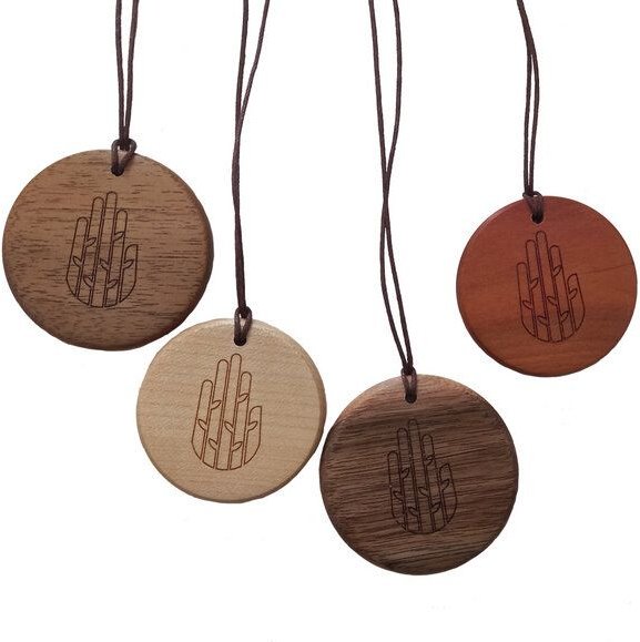 Lajos Varga Holzkette Yoga Handsymbol