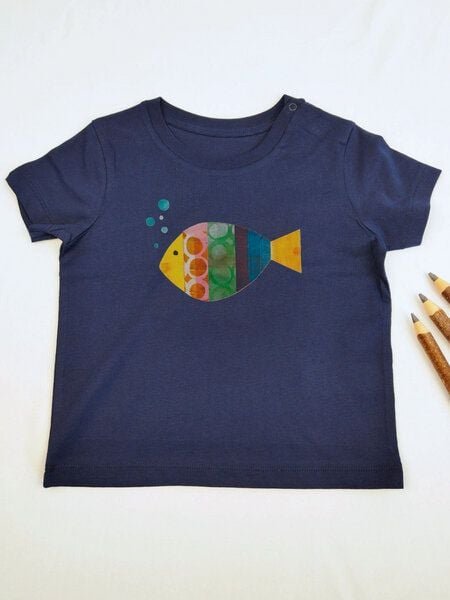 Meladi Kinder Baby-Shirt aus Biobaumwolle - Fisch auf Navy Blue