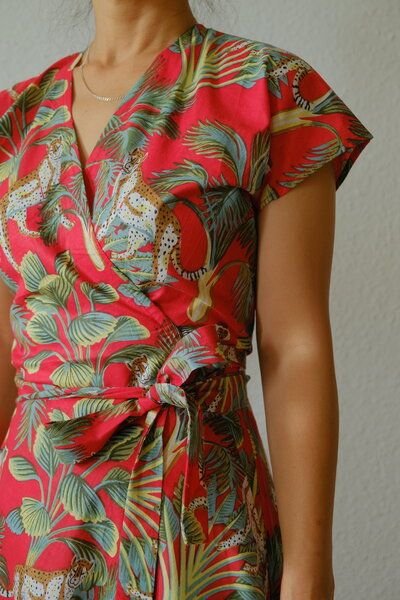 ManduTrap Patara Wickelkleid Damen – Rotes Bio-Baumwoll Kleid mit Dschungelprint, Knielang & Nachhaltig