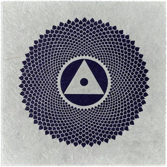 Veskor Cassiopeia SAHASRĀRA Chakra-Meditations-Linoldruck | 22 × 22 cm | Violett-Lila auf Naturweiß