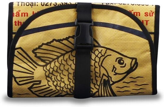 Upcycling Deluxe Waschtasche Laeng zum Aufhängen aus Zement-/ Fischfutter-/ Reissack