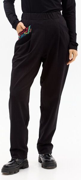 KOKOworld Hose Alinta – Schmal zulaufende, figurbetonende Beine – Funktionale, dekorative Taschen – Bequemer, leicht spo...