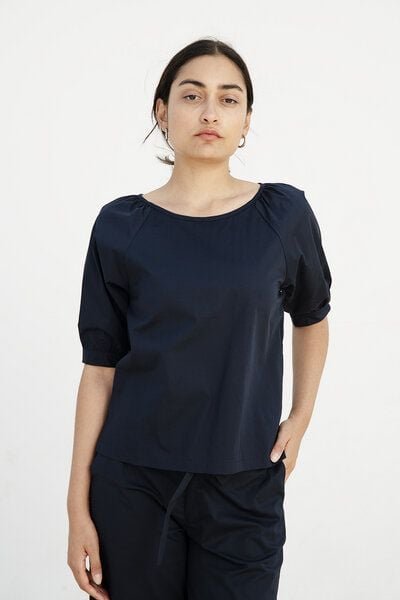 Studio Hertzberg Dunkelblaues TOP IN-DYAA MIT AUSSCHNITT IM RÜCKENTEIL - BIO BAUMWOLLE