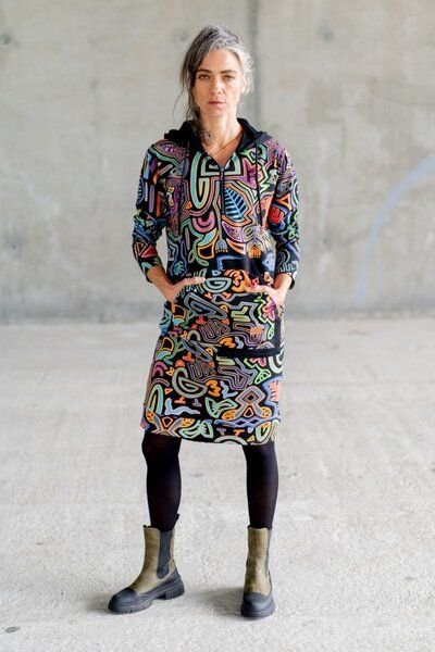 Tunika Aida – Kapuze – Knielang – Angepasster Schnitt – Asymmetrische Unterseite – Farbenfrohes Print KOKOworld – Fair p...