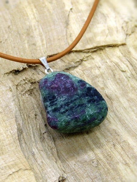 OneWorldMinerals Rubin-Zoisit, Tansania, Edelstein - Schmuckanhänger mit Silberöse