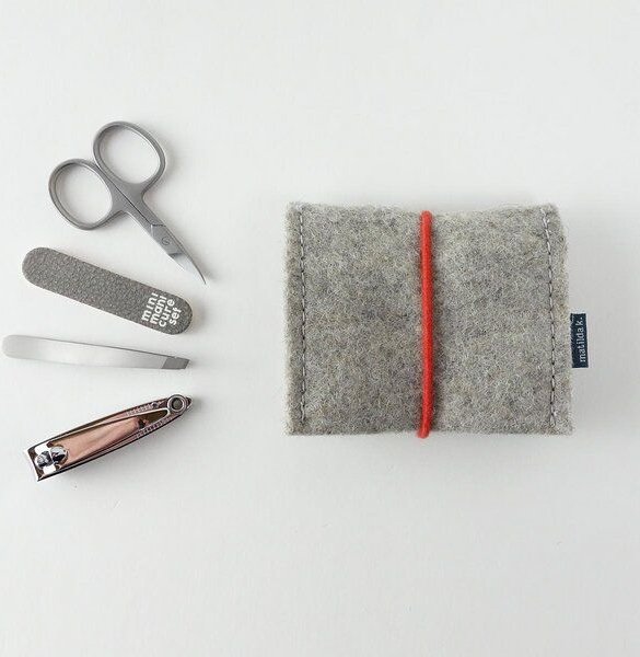 matilda k. manufaktur mini-maniküre-set 'jacob' (mit Nagelknipser) aus Wollfilz mit Rundgummi-Verschluß in vielen Farben