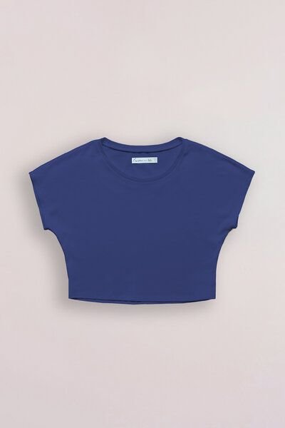 l'amour est bleu Cropped T-Shirt Modell Emma