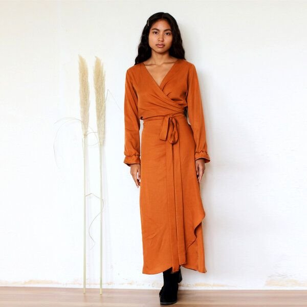 ManduTrap Langärmeliges Tencel Wickelkleid Falta in cognac oder schwarz