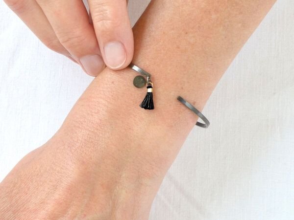 renna deluxe Armreif in Schwarz mit zwei Anhängern