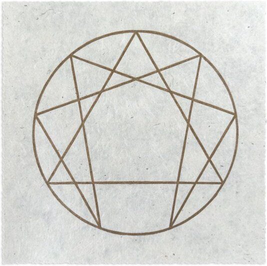 Veskor Cassiopeia ENNEAGRAMM Heilige Geometrie Linoldruck | 22 × 22 cm | Gold auf Naturweiß