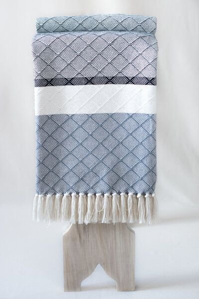 BAGHI Plaid aus recycelter Baumwolle von Hand gewebt