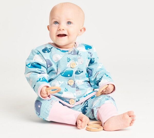 Thumbnail - Cheeky Apple Gefüttertes Jäckchen aus Bio-Baumwolle "Wale" Blau/Hellblau/Zartrosa