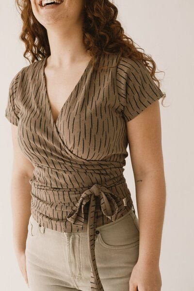 TIRALAHILACHA Hagne wrap T-Shirt in bark brown