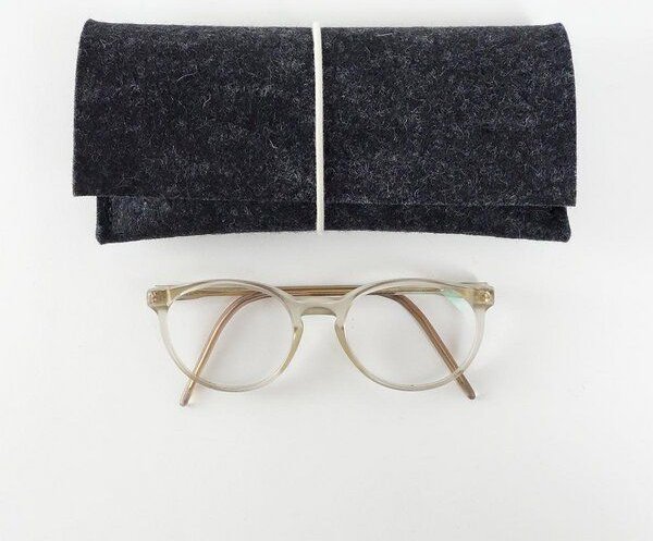 matilda k. manufaktur Brillenetui aus Wollfilz für 2 Brillen 'doppelte auguste' mit Rundgummi-Verschluß in vielen Farben