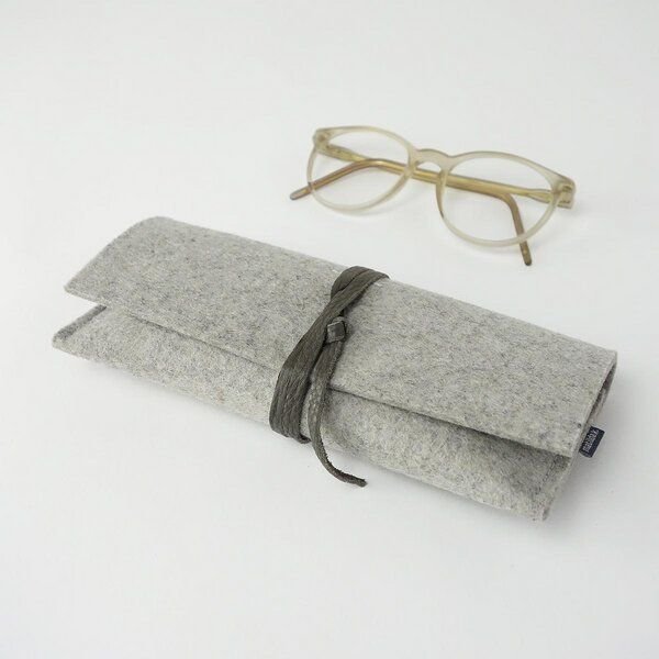 matilda k. manufaktur Brillenetui 'auguste' XL für breite Brillen aus Wollfilz hellgrau mit Lederband