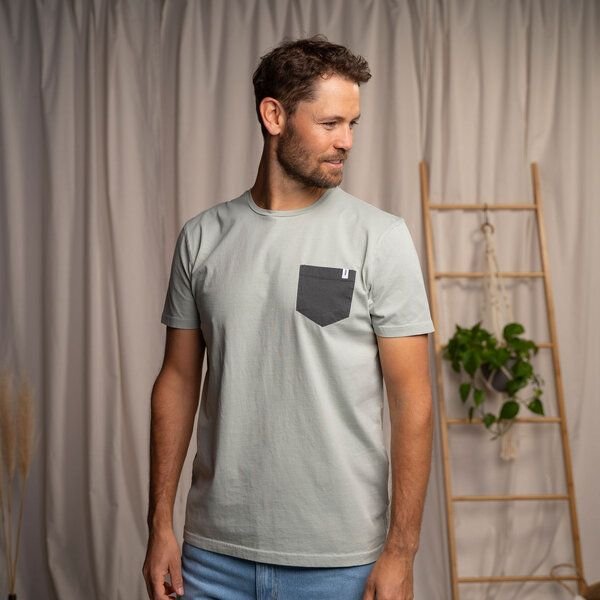 Vresh Clothing Vilip - Classic Fit T-Shirt mit Brusttasche aus Biobaumwolle
