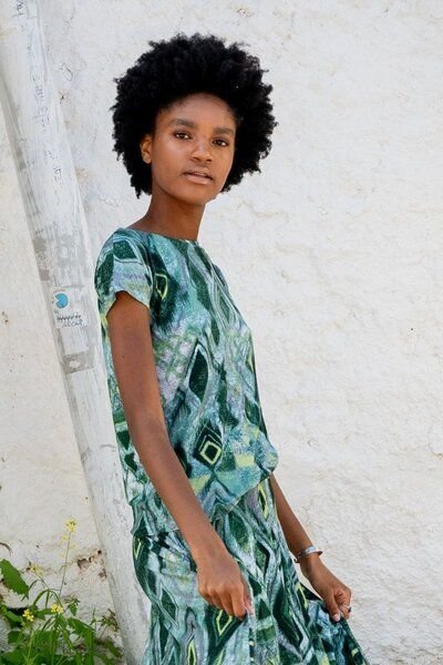 Bluse Fine – Viskose mit Elasthan – T-Shirt mit Rundhalsausschnitt – farbenfroher einzigartiger Print von KOKOworld – Fa...