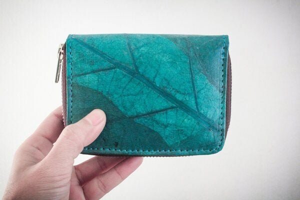 BY COPALA Nachhaltiges Portemonnaie aus recycelten Blättern in türkis mit Zipper – vegan & umweltfreundlich