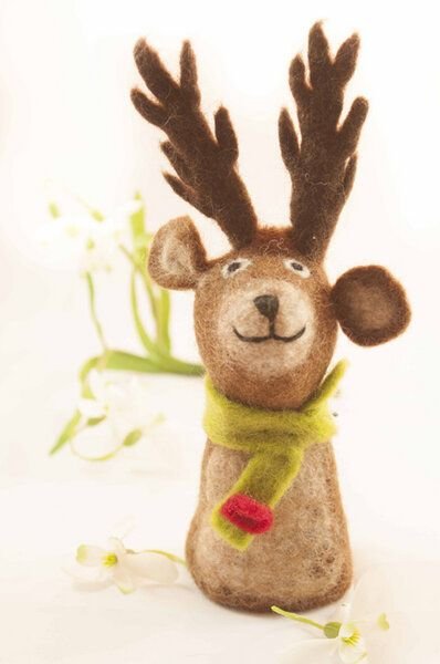 short'n'pietz Rentier mit Schal als Filz Eierwärmer