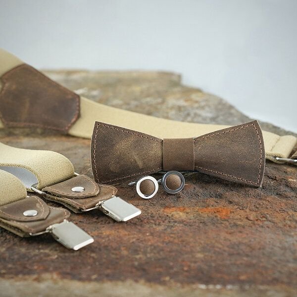 Süßstoff Fliege, Manschettenknöpfe und Hosenträger aus Leder als Set