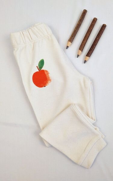 Meladi Kinder Baby-Hose aus Biobaumwolle - Apfel auf Natural Raw