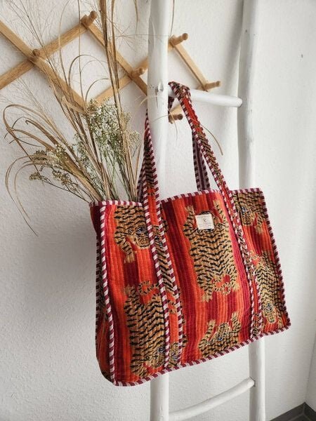 Haus of Namaste Wendbare Tragetasche aus Bio-Baumwollsamt | Tibetisches Tigermotiv auf gestepptem, rot-orangem Hintergru...
