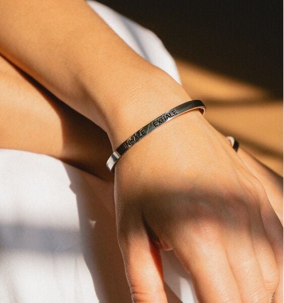 Divasya Armreif mit Gravur | Silber | Inhale - Exhale
