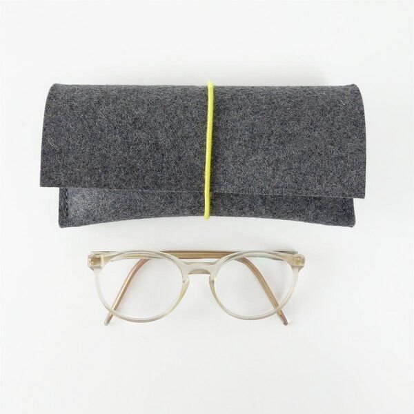 matilda k. manufaktur Brillenetui aus Wollfilz XL 'breite auguste' für breite Brillen mit Rundgummi-Verschluß in vielen ...
